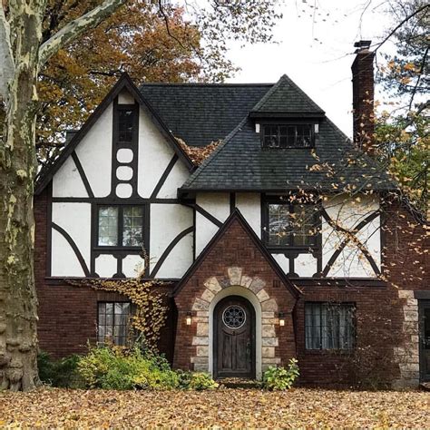 what makes a tudor house